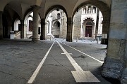 80 La meridiana sotto i portici del Palazzo della Ragione